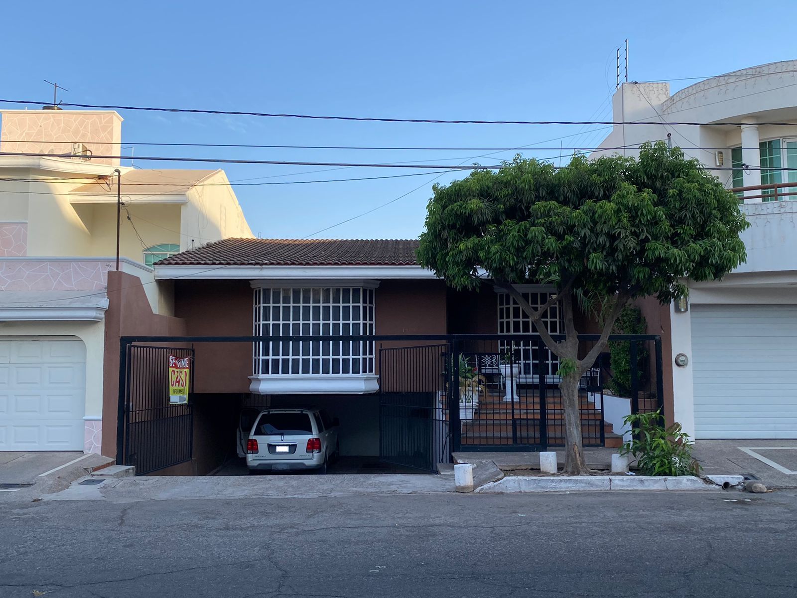 Casa en Venta, Calle Obregón: Amplios Espacios y Comodidades